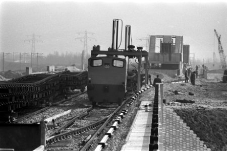 Metrowerkzaamheden in Bijlmermeer, op achtergrond een der stations, Bestanddeelnr 926-3676