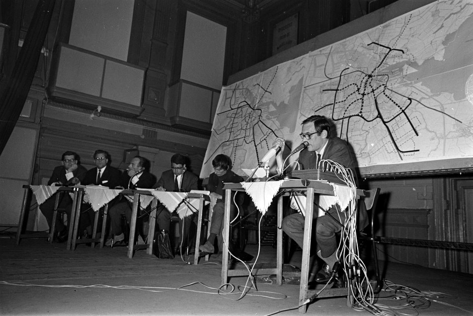 Metro-teach-in in Frascati. Het forum dhr. Gruyters, Van Kleef , Bruggeman, Van , Bestanddeelnr 921-3295