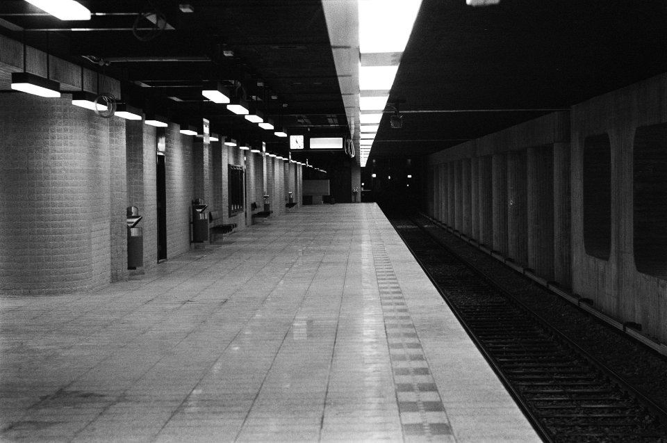 Metrotreinen tijdens proefritten op het baanvlak in de Bijlmermeer waar de baan , Bestanddeelnr 929-3844