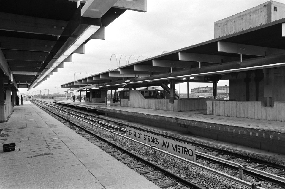 Metro-treinstation Amsterdam Bijlmer geopend station Amsterdam-Bijlmer, Bestanddeelnr 928-4851