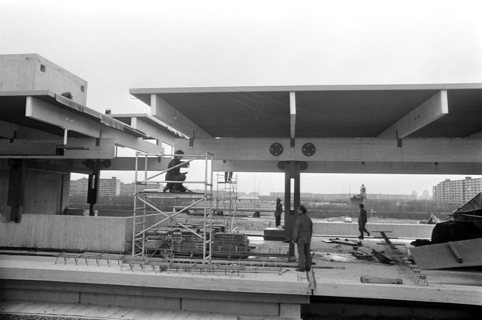 Metrostation en spoorwegstation in Bijlmermeer bijna gereed Overzicht werkzaamh, Bestanddeelnr 928-3577