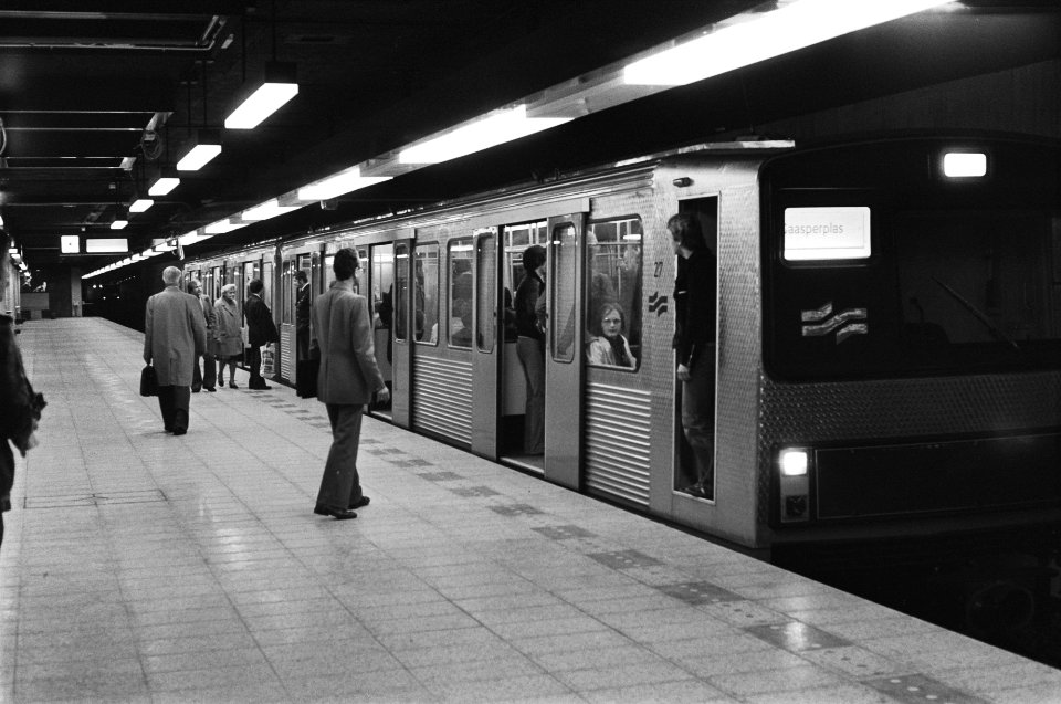 Metrotreinen tijdens proefritten op het baanvlak in de Bijlmermeer waar de baan , Bestanddeelnr 929-3845