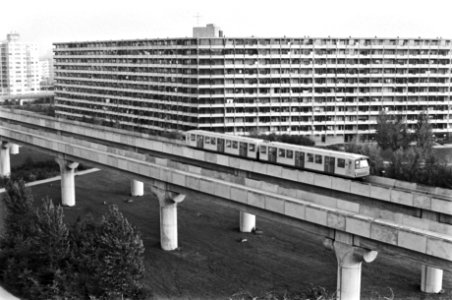 Metrotreinen tijdens proefritten op het baanvlak in de Bijlmermeer waar de baan , Bestanddeelnr 929-3843