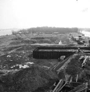 Metrobouw te Rotterdam, werkzaamheden op het Brienenoordeiland in de Nieuwe Maas, Bestanddeelnr 911-9410