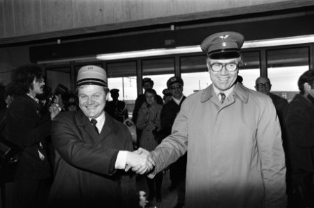 Metro-treinstation Amsterdam Bijlmer geopend wethouder De Cloe (links) en ir., Bestanddeelnr 928-4849