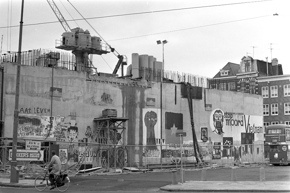Metro-caisson op Waterlooplein te Amsterdam beschilderd (vooral leuzen tegen Am…, Bestanddeelnr 925-9687