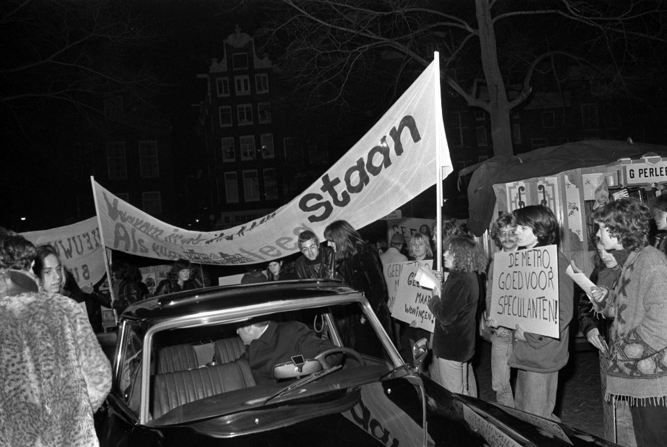 Metrodebat in gemeenteraad in Amsterdam demonstranten voor het stadhuis, nr 19, Bestanddeelnr 927-5661