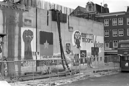 Metro-caisson op Waterlooplein te Amsterdam beschilderd (vooral leuzen tegen Am…, Bestanddeelnr 925-9688