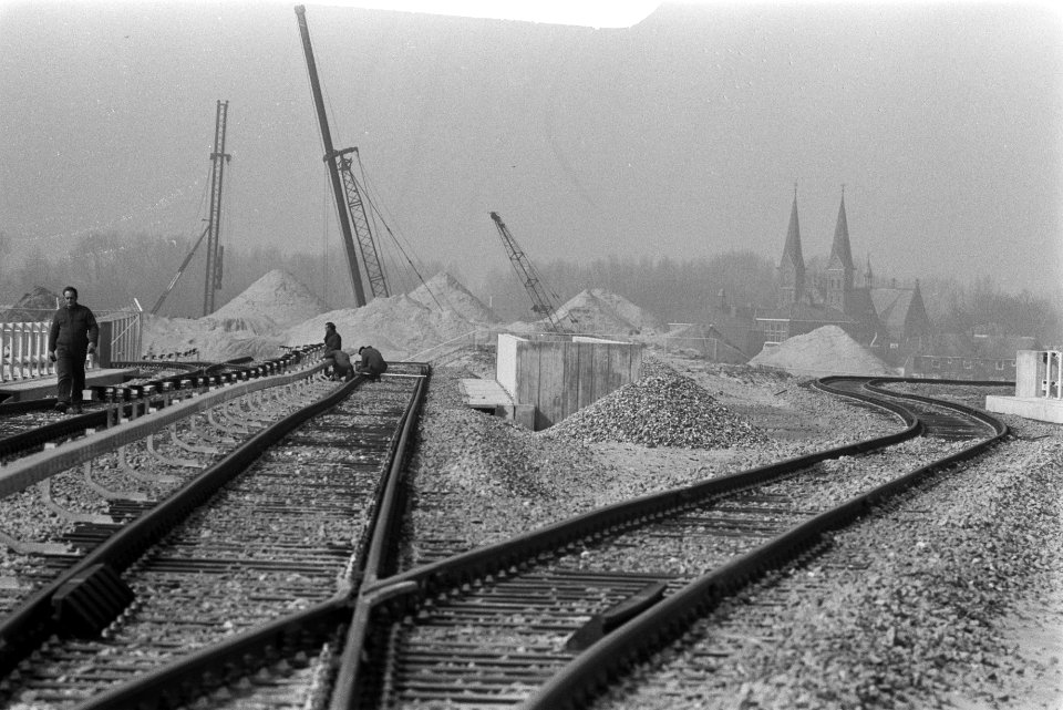 Metrowerkzaamheden in Bijlmermeer, werkzaamheden aan metrospoorweg, Bestanddeelnr 926-3680
