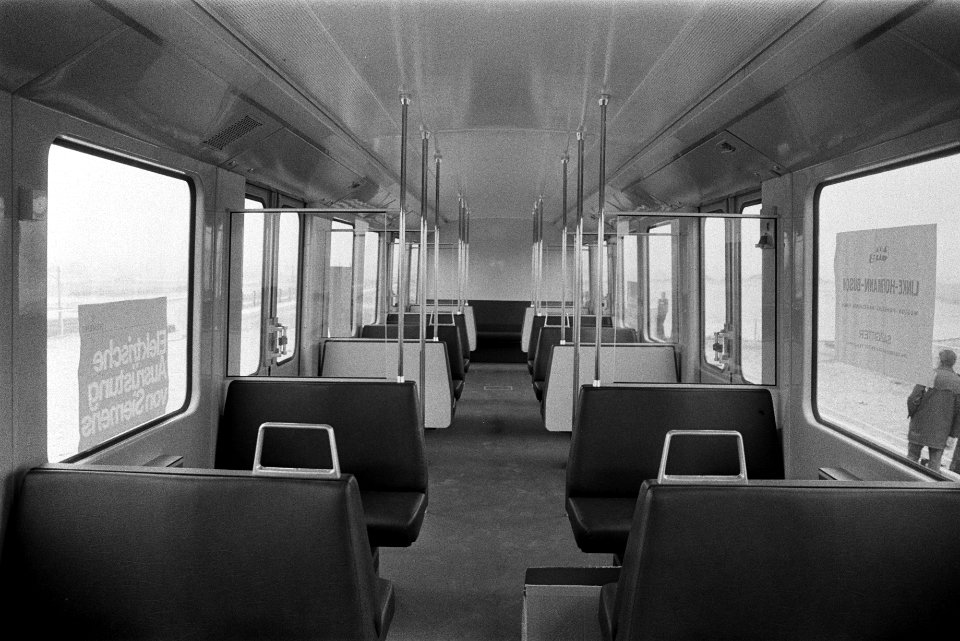 Metrotreinstel rijdt proef in Bijlmer, interieur metrotrein, Bestanddeelnr 926-3722