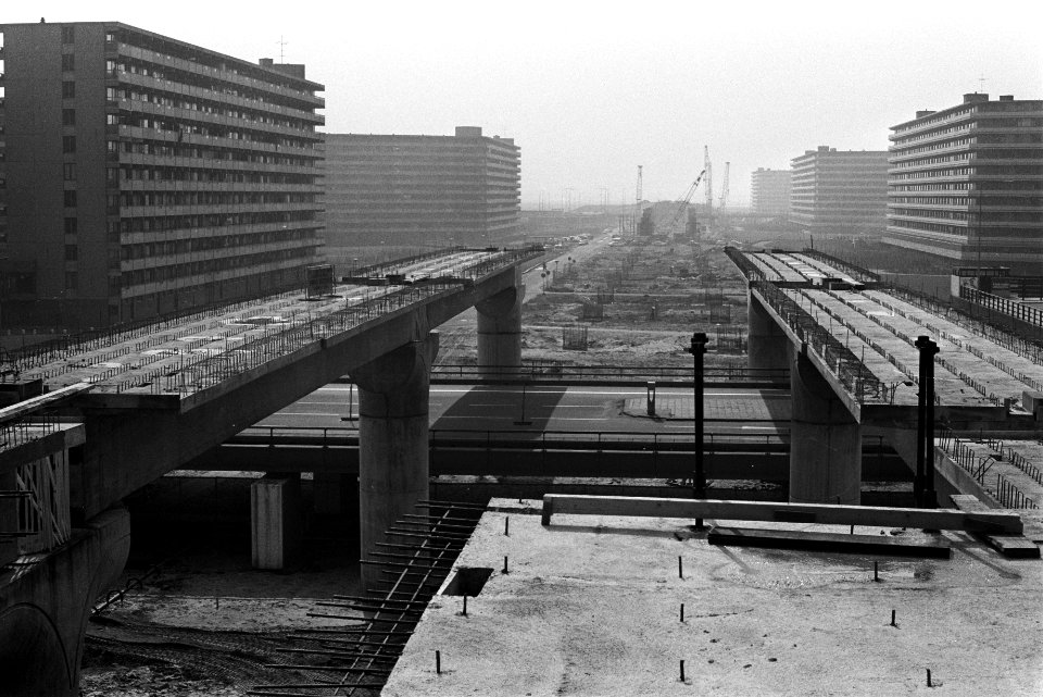Metrowerkzaamheden in Bijlmermeer, metrobanen hoog boven grond, Bestanddeelnr 926-3679