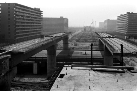 Metrowerkzaamheden in Bijlmermeer, metrobanen hoog boven grond, Bestanddeelnr 926-3679