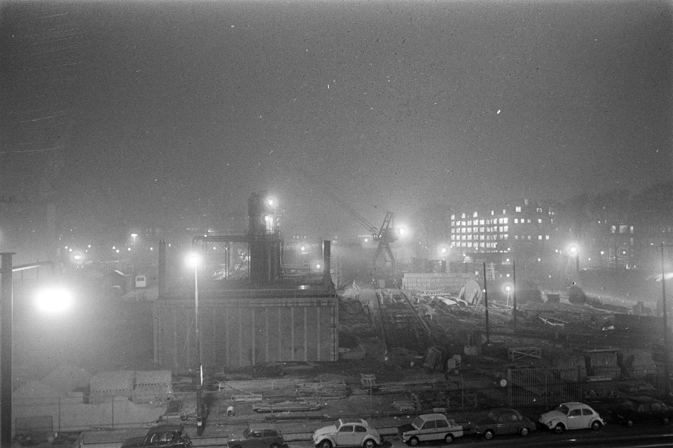 Metrowerkzaamheden op Waterlooplein bij avond, Amsterdam, Bestanddeelnr 925-2971