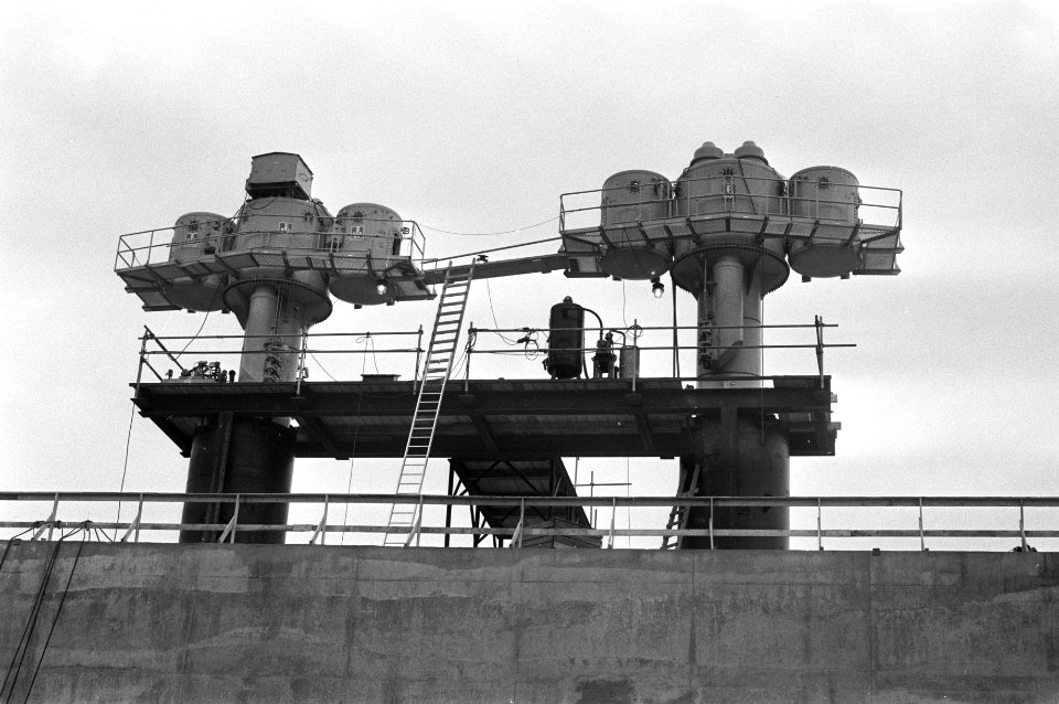 Metrowerkzaamheden op Waterlooplein Amsterdam, twee zandzuigers, Bestanddeelnr 925-1928