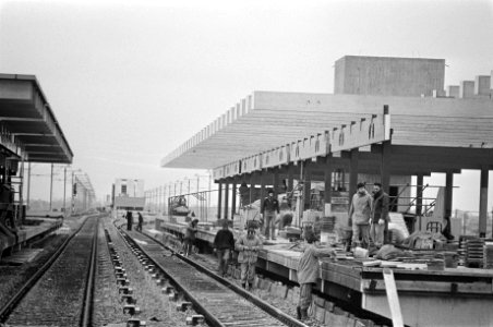 Metrostation en spoorwegstation in Bijlmermeer bijna gereed overzicht metrostat, Bestanddeelnr 928-3575