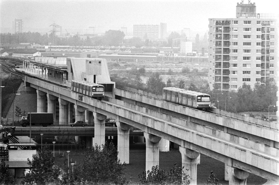 Metrotreinen tijdens proefritten op het baanvlak in de Bijlmermeer waar de baan op grote pilaren is gebouwd, Bestanddeelnr 929-3842
