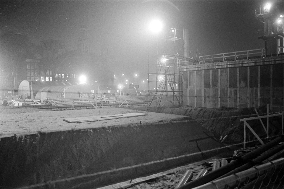 Metrowerkzaamheden op Waterlooplein bij avond, Amsterdam, Bestanddeelnr 925-2970