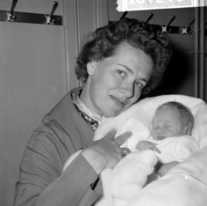 Mevrouw van Someren Downer met baby, Bestanddeelnr 918-1216 photo