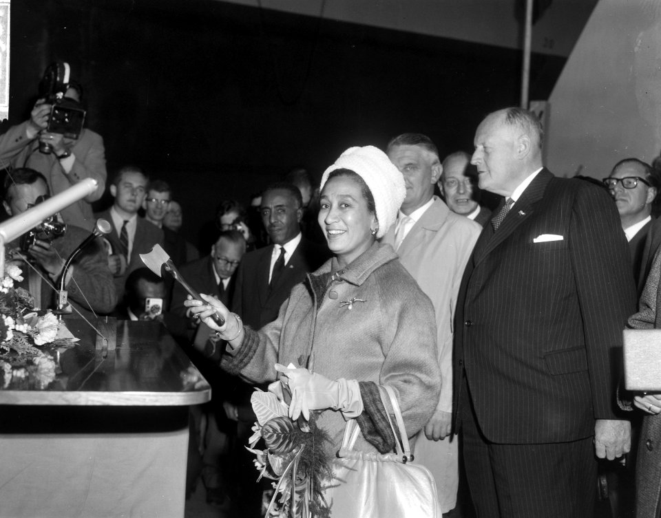 Mevrouw Yilma Deressa terwijl ze de doopplechtigheid verricht, Bestanddeelnr 918-2961