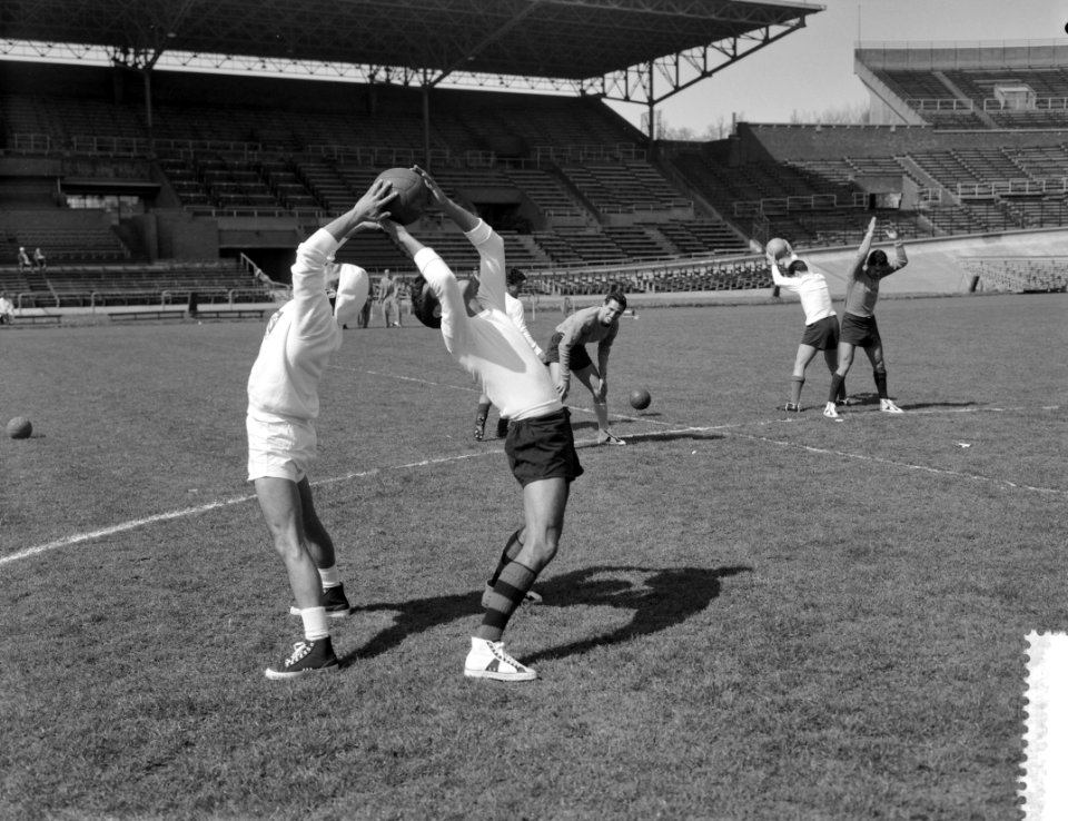 Mexicaanse voetballers geven elkaar ruggelings een bal door, Bestanddeelnr 912-3645