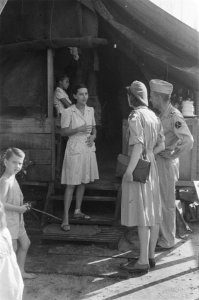 Mevrouw Spoor (in het uniform van een luitenant van het Vrouwenkorps KNIL) spree, Bestanddeelnr 68-5-2
