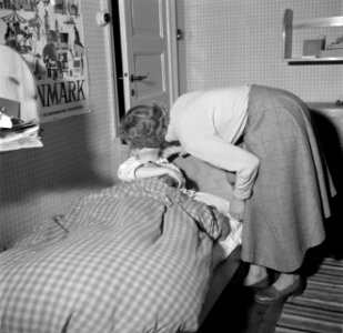 Mevrouw Svendsen zoent haar oudste dochter die in bed ligt, Bestanddeelnr 252-8773