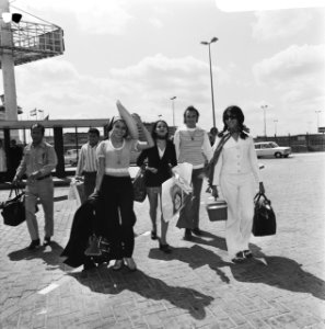 Mexicaanse balletgroep Balleo Foldorico de Mexico komt aan op Schiphol, leden va, Bestanddeelnr 926-4828