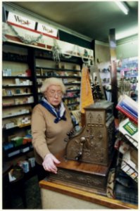 Mevrouw Schoen in haar sigarenwinkel die na 56 jaar gaat sluiten. NL-HlmNHA 54037034 photo