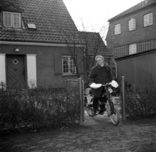 Mevrouw Svendsen op haar rijwiel met hulpmotor op het tuinpad van haar huis, Bestanddeelnr 252-8746
