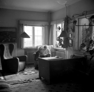 Mevrouw Svendsen met haar jongste dochter in de zitkamer, Bestanddeelnr 252-8757