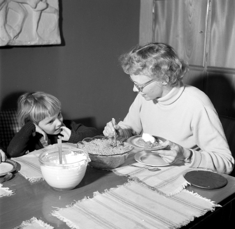 Mevrouw Svendsen met een bord met het nagerecht, vermoedelijk voor haar jongste , Bestanddeelnr 252-8769
