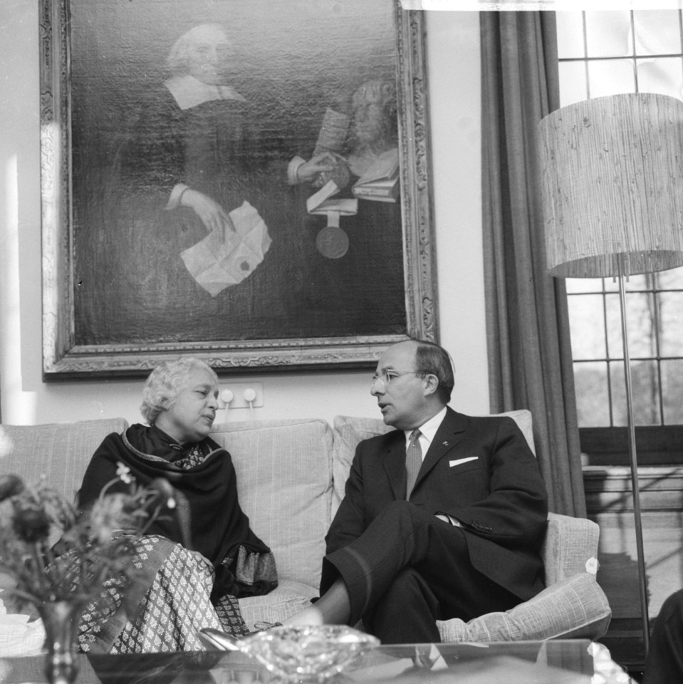 Mevrouw Vijaya Lakshmi Pandit en minister president Cals in gesprek, Bestanddeelnr 918-4417