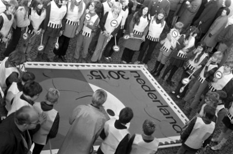 Mevrouw Samkalden start kinderpostzegelactie op Dam, Amsterdam, Bestanddeelnr 925-1200