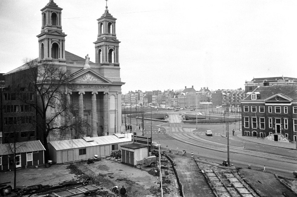 Metrowerkzaamheden op Waterlooplein Amsterdam, twee hulpwegen, op achtergrond Mr, Bestanddeelnr 925-1929