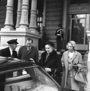 Mevrouw Von Amsberg en dochter maken wandeling, Bestanddeelnr 918-8655