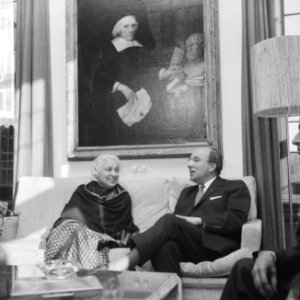 Mevrouw Vijaya Lakshmi Pandit en minister president Cals in gesprek, Bestanddeelnr 918-4412