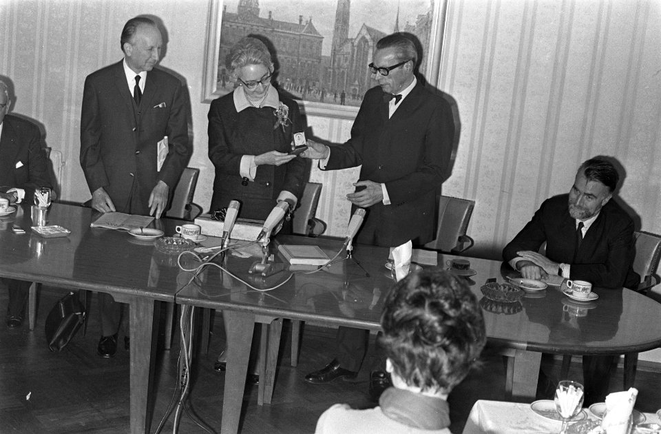 Mevrouw Vlachow ontvangt medaille van de buitenlandse Persvereniging v.l.n.r. de, Bestanddeelnr 921-7550