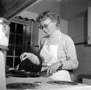 Mevrouw Svendsen in de keuken achter het fornuis met pannen, Bestanddeelnr 252-8764