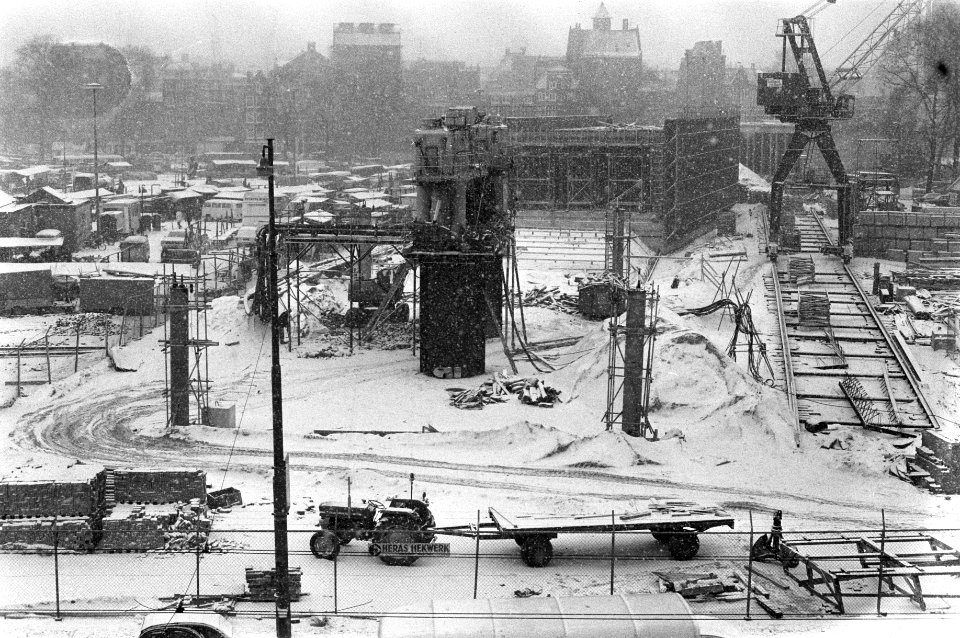 Metrowerkzaamheden op Waterlooplein Amsterdam, eerste caisson is onder de grond,, Bestanddeelnr 925-3501