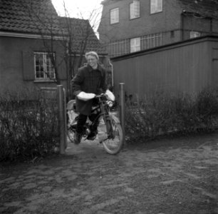 Mevrouw Svendsen op haar rijwiel met hulpmotor op het tuinpad van haar huis, Bestanddeelnr 252-8745 photo