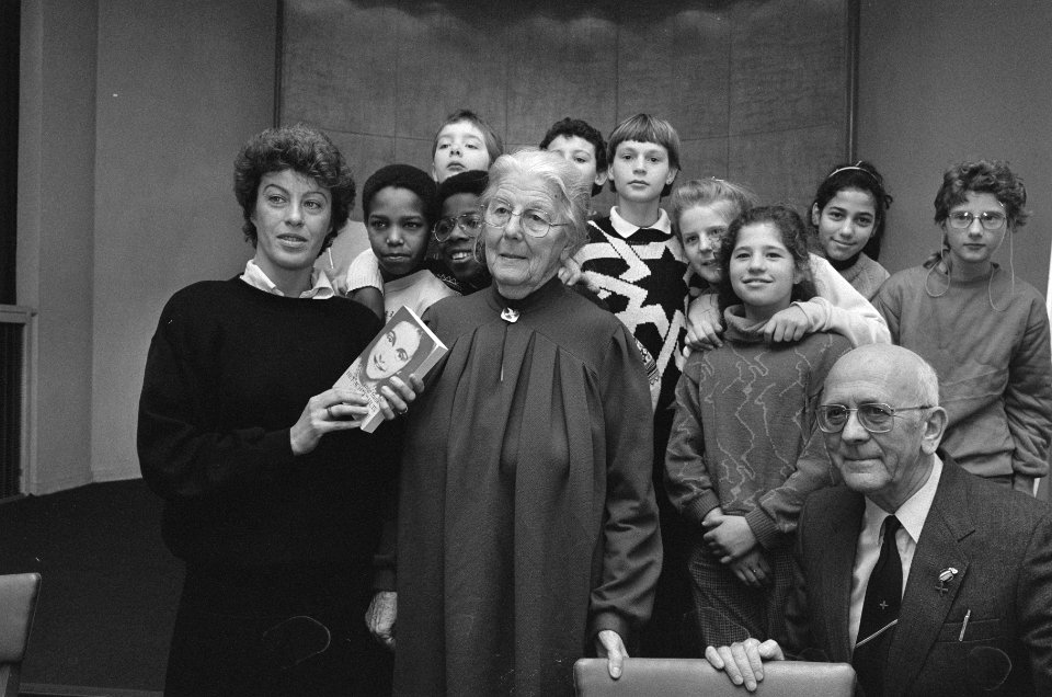 Mevrouw Willems (Tante Hetty) geeft een exemplaar van het Dagboek van Anne Frank, Bestanddeelnr 933-8806