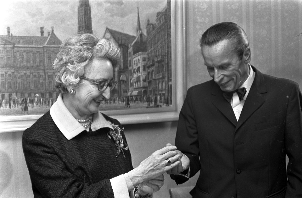 Mevrouw Vlachow ontvangt medaille van de buitenlandse Persvereniging v.l.n.r. de, Bestanddeelnr 921-7551