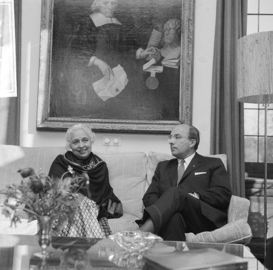 Mevrouw Vijaya Lakshmi Pandit en minister president Cals in gesprek, Bestanddeelnr 918-4416
