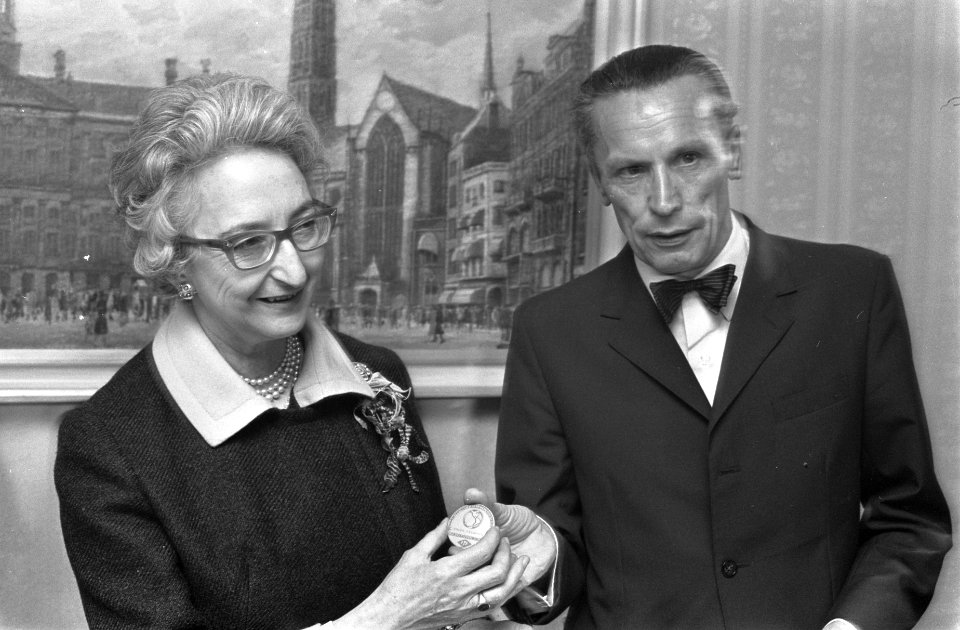 Mevrouw Vlachow ontvangt medaille van de buitenlandse Persvereniging, rechts de , Bestanddeelnr 921-7549