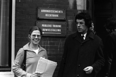 Mevrouw Yrizarry en Raadsman mr. Bot voor rechtbank in Den Haag na kort geding t, Bestanddeelnr 926-2193
