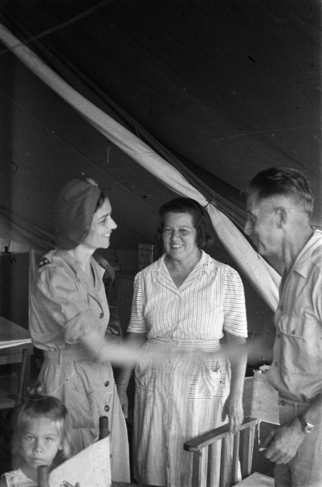 Mevrouw Spoor (in het uniform van een luitenant van het Vrouwenkorps KNIL) spree, Bestanddeelnr 68-5-4