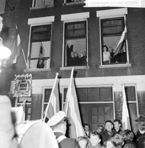 Mevrouw van Wingaarden 100 jaar te Rotterdam, de band speelt voor haar deur, Bestanddeelnr 918-5898