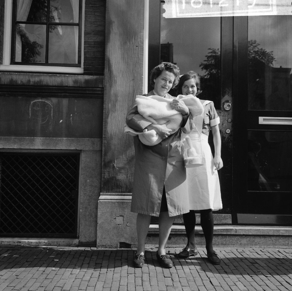 Mevrouw van Someren Downer met baby, mevrouw van Somere verlaat ziekenhuis, Bestanddeelnr 918-1219