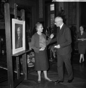 Mevrouw Van Walsum nam afscheid van ambtenaren stadhuis hier bij haar portret, Bestanddeelnr 917-5012