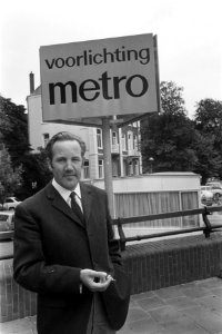 Metrobouw begint, Amsterdam heer H. du Bois geeft inlichtingen in mobiel kant, Bestanddeelnr 923-7591